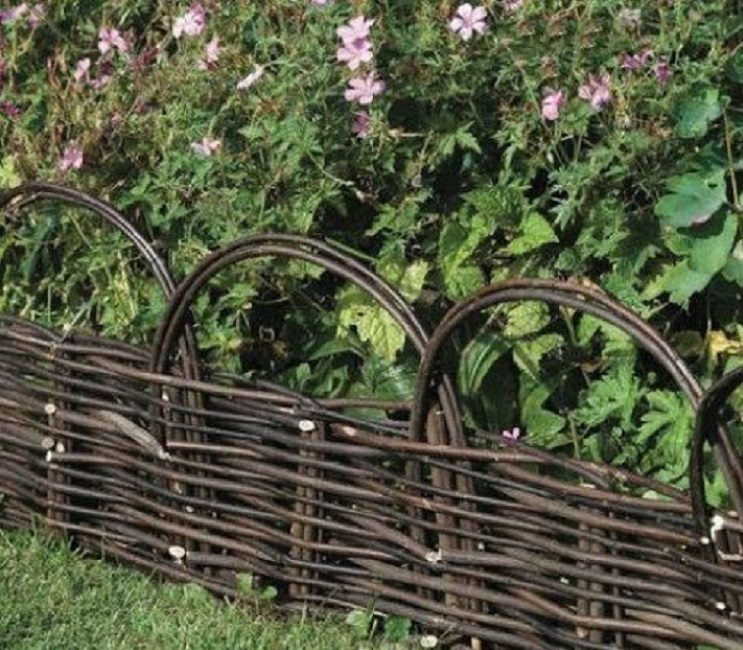 Clôtures en osier à faire soi-même pour parterres de fleurs