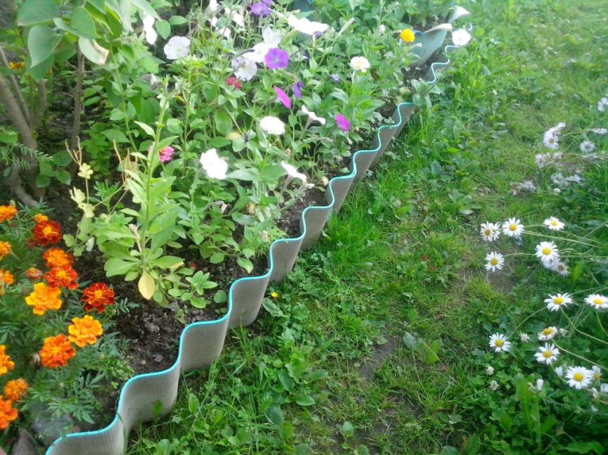 Ardoise comme bordure pour un parterre de fleurs