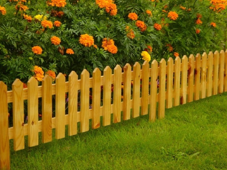La clôture en bois la plus simple pour un parterre de fleurs est une palissade classique