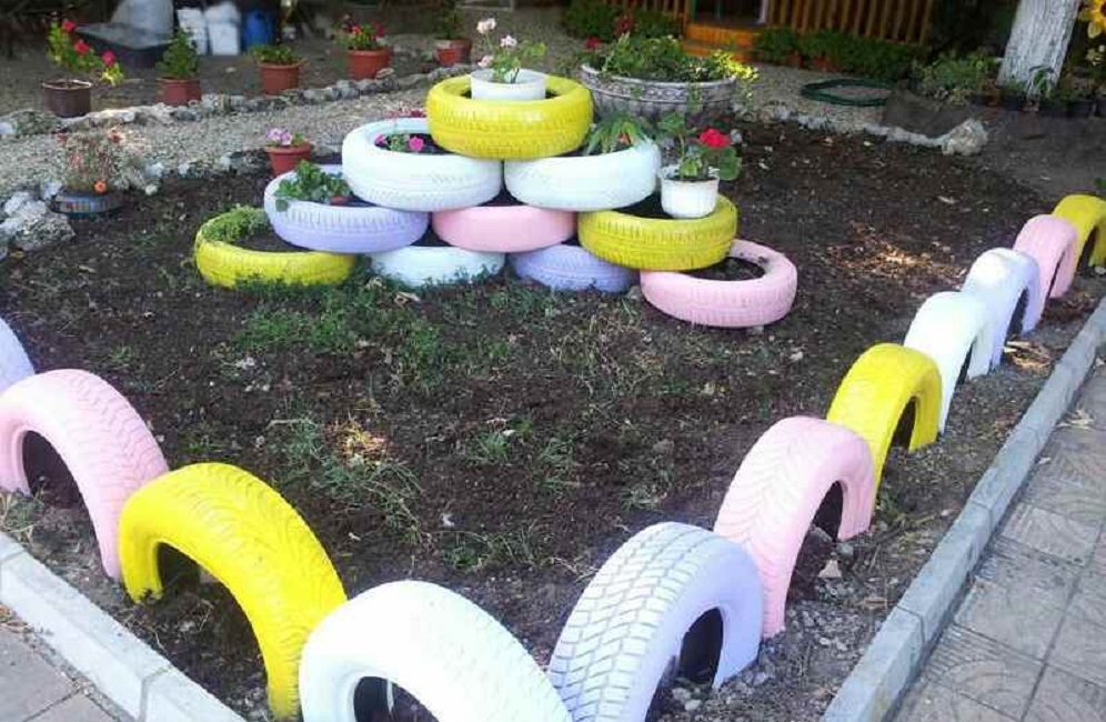 La façon la plus simple de les utiliser est de simplement les faire couler autour du périmètre du parterre de fleurs.