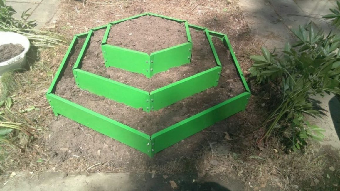 Parterre de fleurs à trois niveaux Krovlen