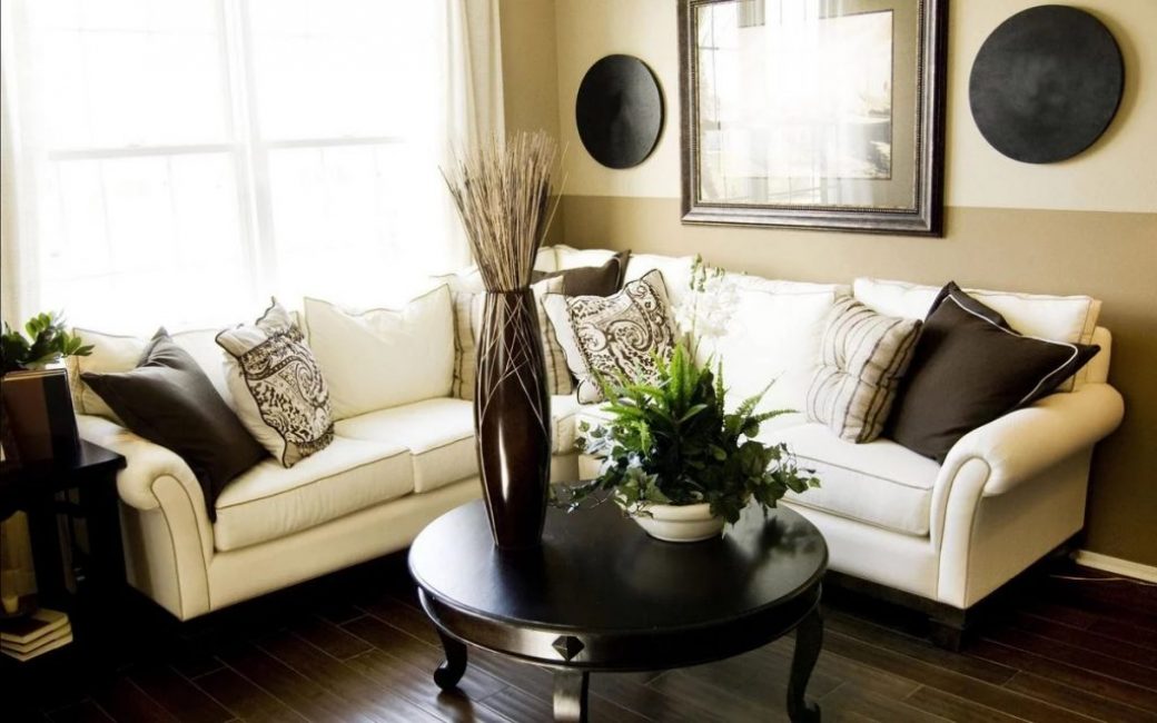 Si le salon est petit, cela ne signifie pas que les fleurs ne peuvent pas y être placées.