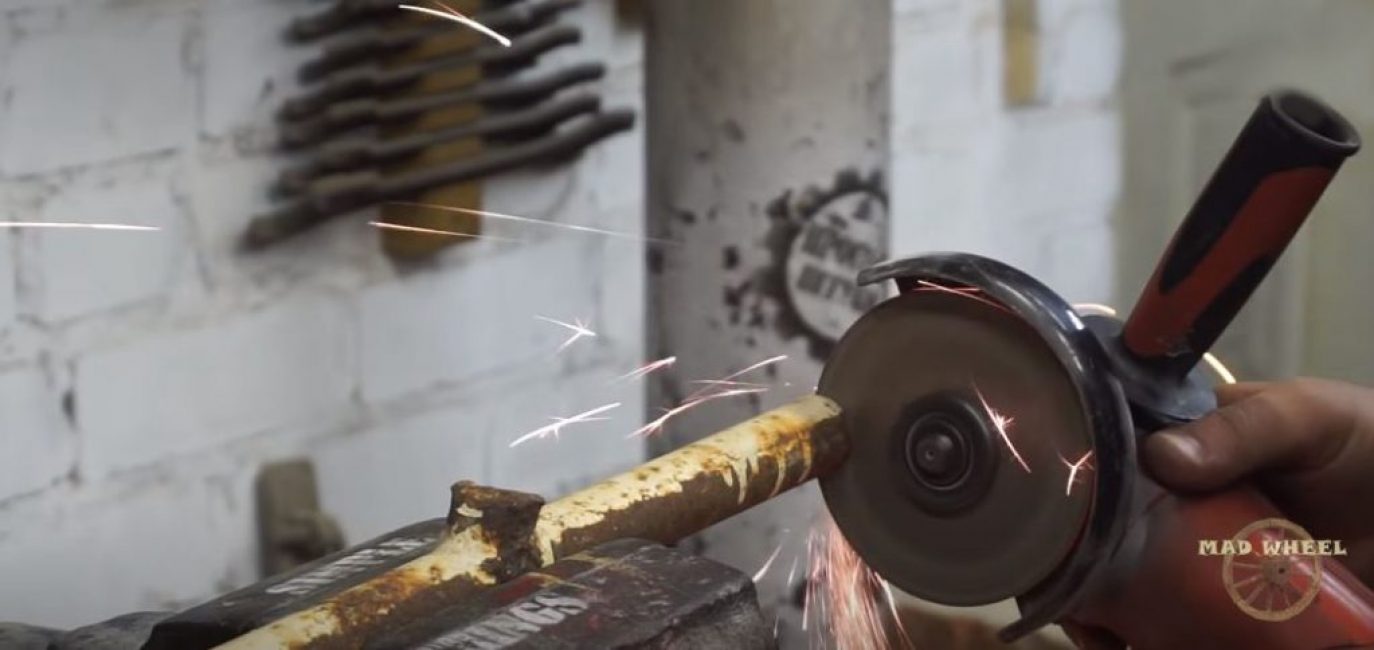 Nous avons coupé trois ébauches du tuyau avec un broyeur