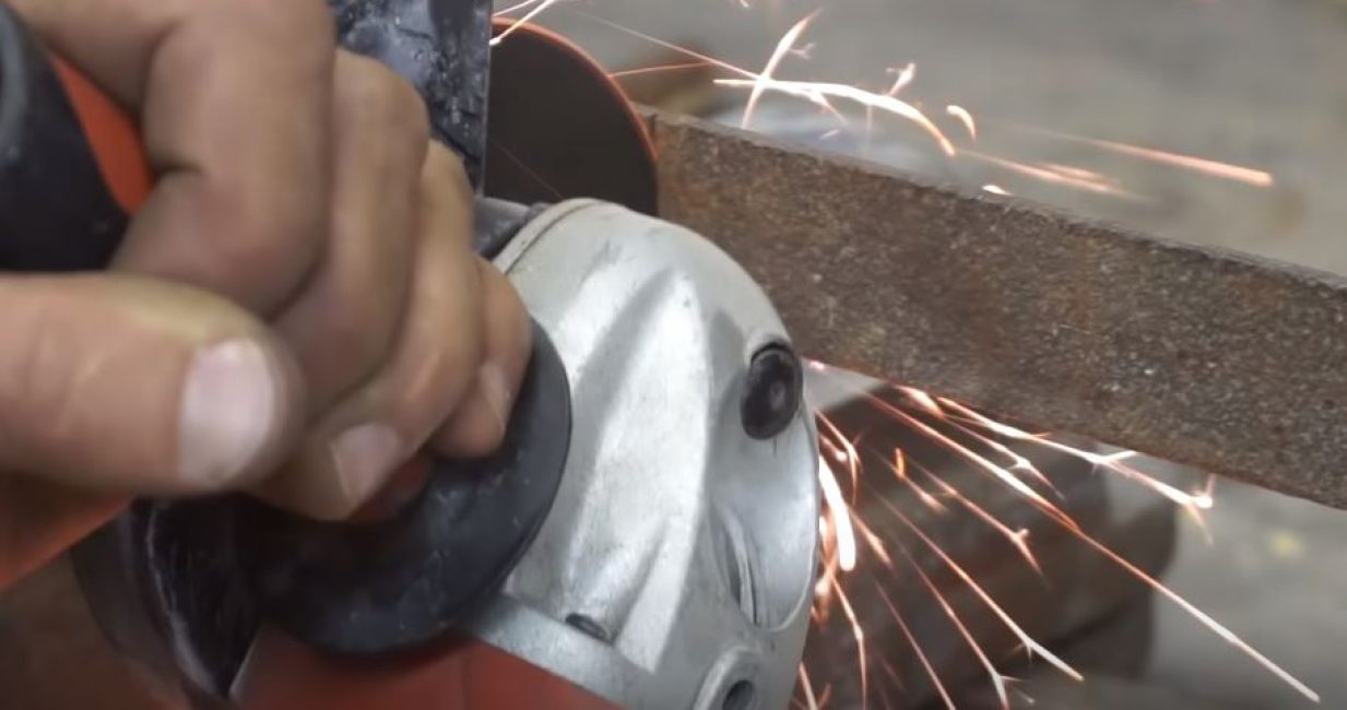 Couper une bande d'une plaque de métal