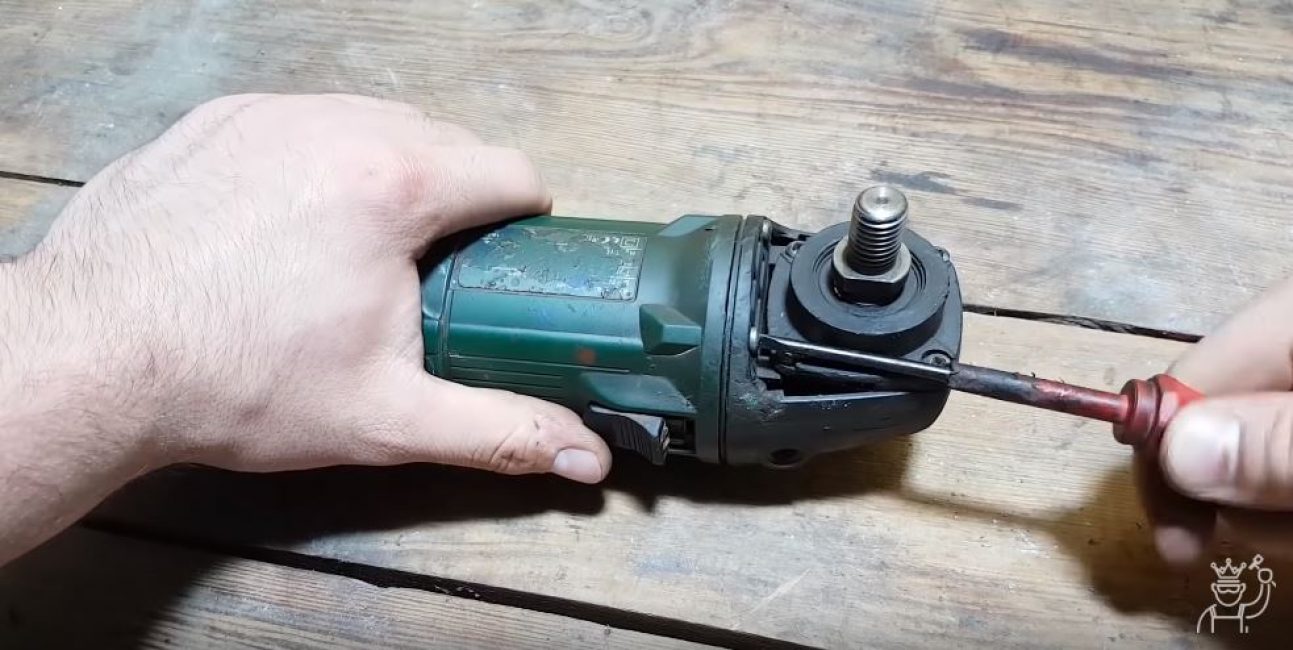 Desserrez les quatre vis