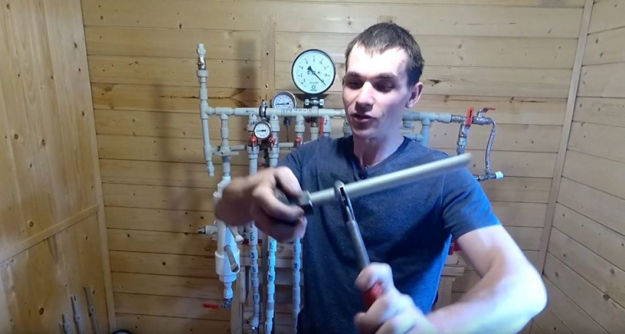 Nous mettons une matrice et tournons le tuyau avec une clé à pipe