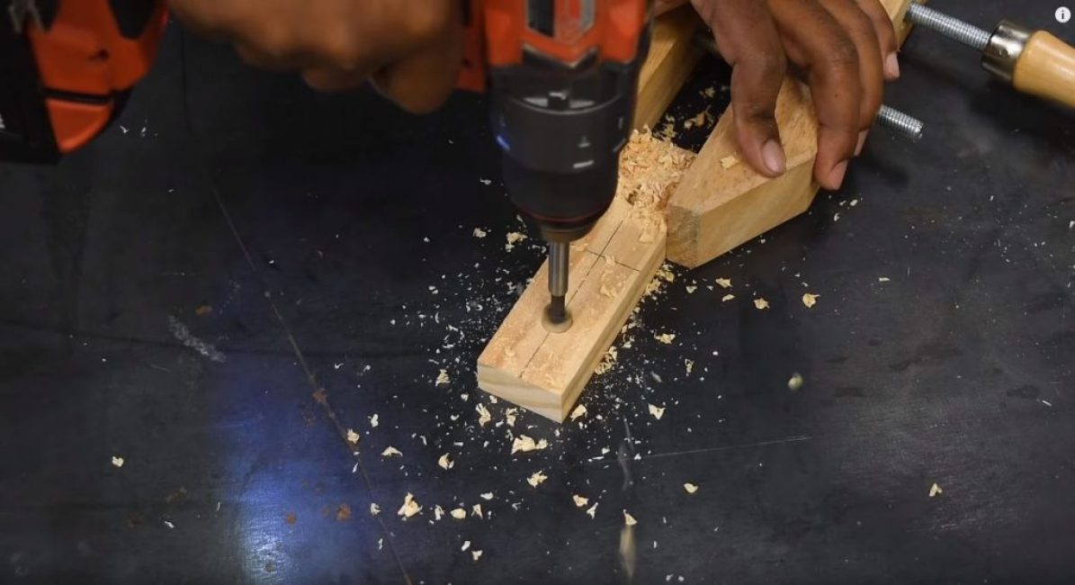 Percez deux trous le long de ces marques.