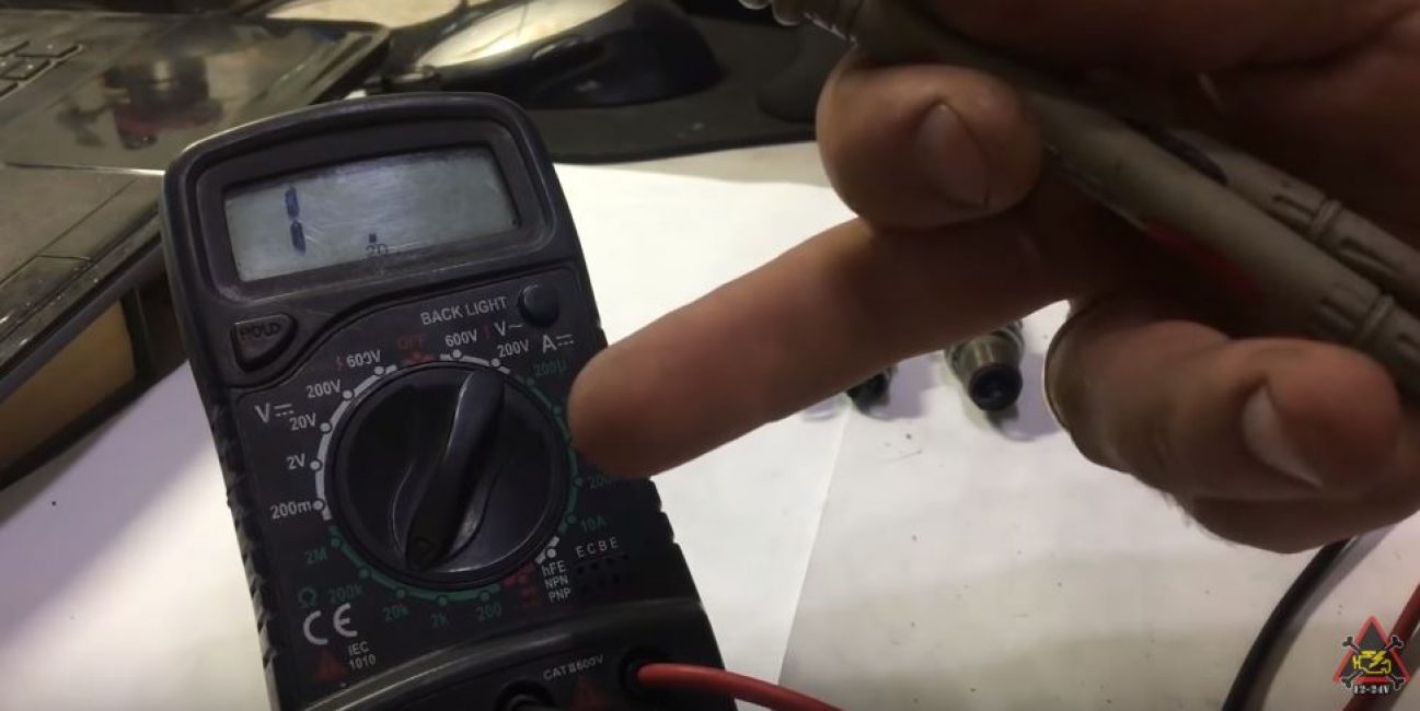 Pour ce faire, réglez le mode de mesure de la résistance sur 20 kOhm