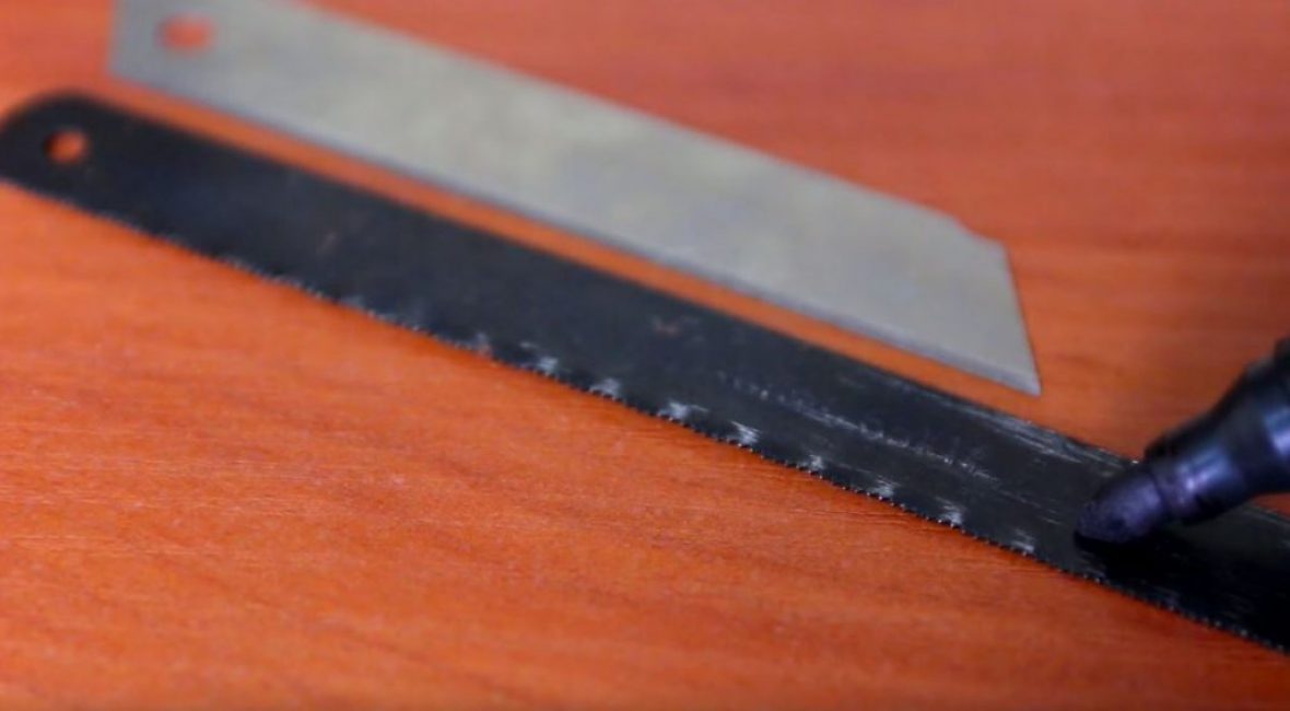 Avec un marqueur, nous marquons la longueur et le biseau sur la lame de scie à métaux