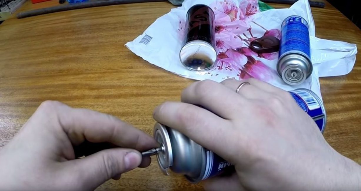 Nous libérons complètement le gaz restant des petites bouteilles