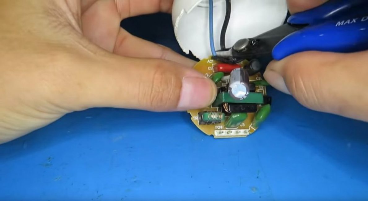 Retirez le conducteur avec des pinces coupantes