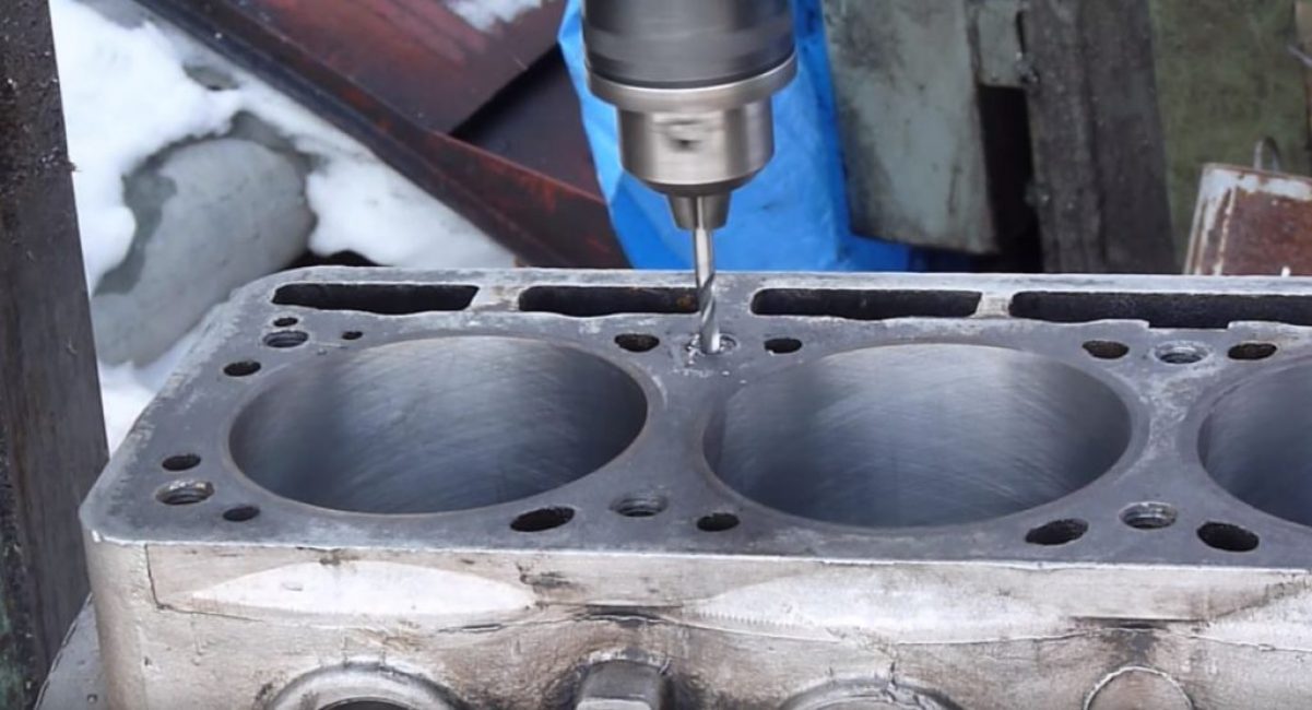 Percer le reste du goujon hors du corps