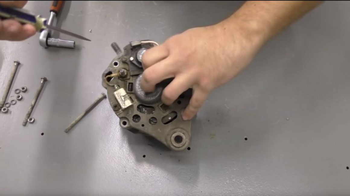 Débrancher le régulateur de tension