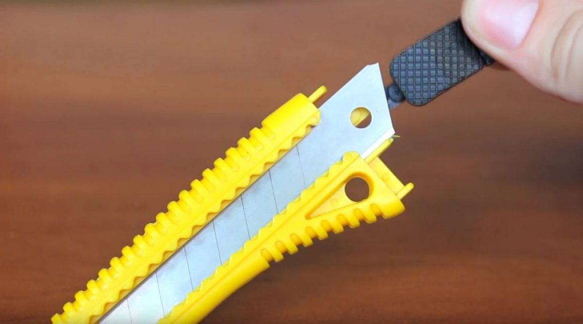 Retirez le loquet et retirez la lame