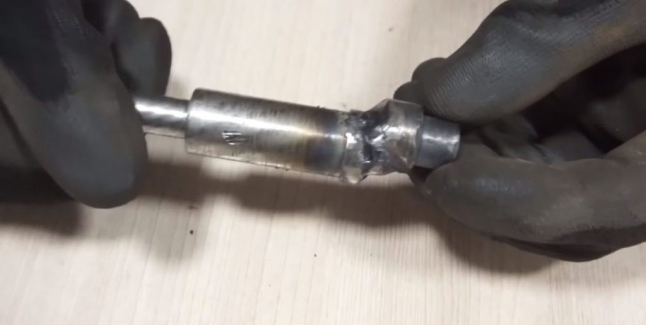 Nous soudons deux arbres pour les roulements