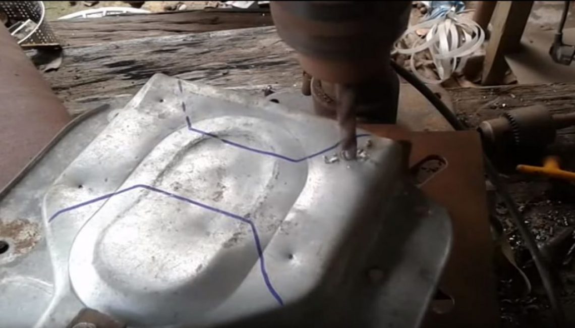 Avec un marqueur, nous marquons les endroits pour attacher le cric et les perçons