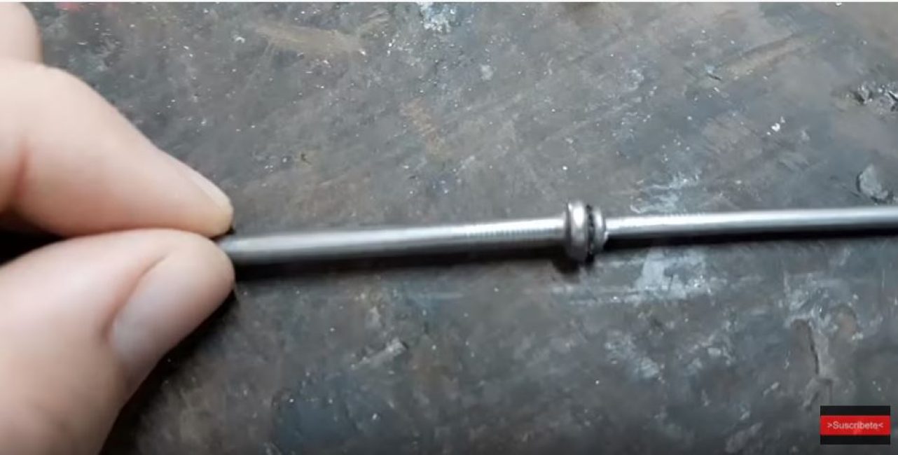 Nous prenons deux clous ordinaires