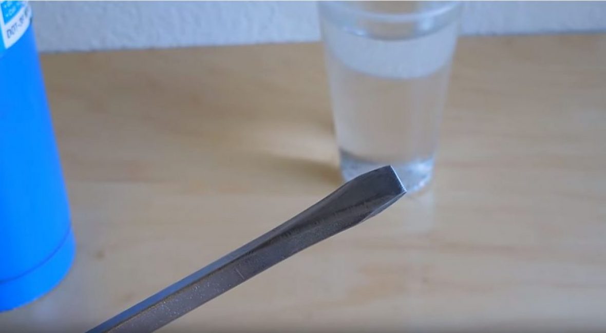 Plonger un tournevis dans un récipient d'eau