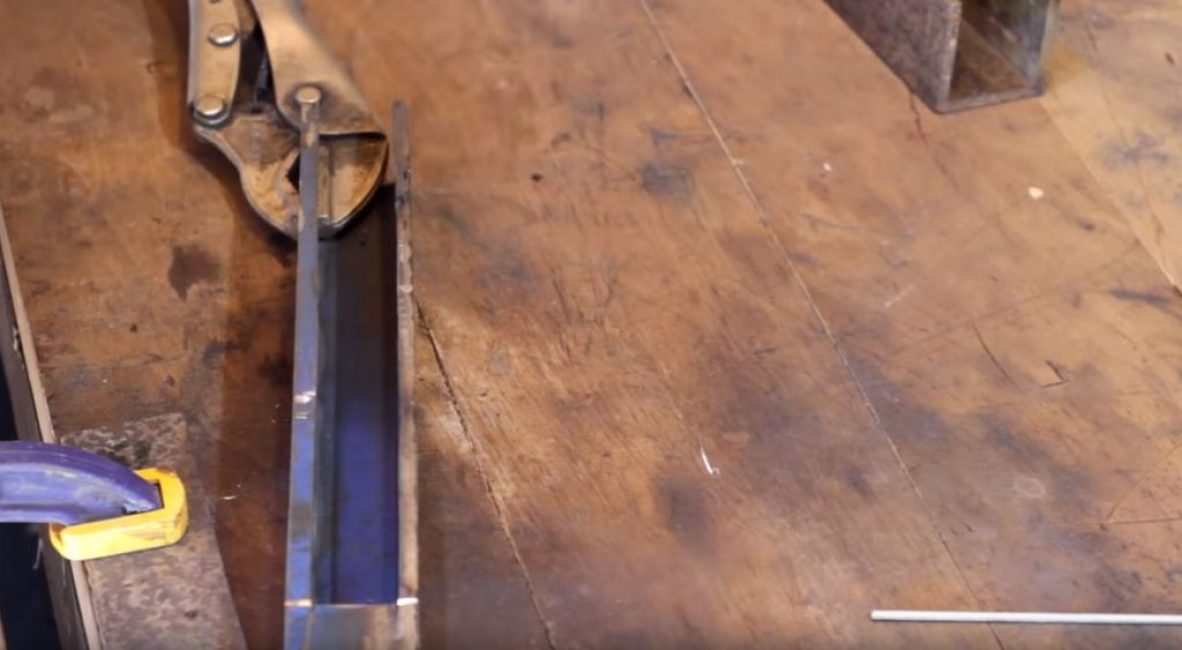 Nous coupons une fente longitudinale dans un tuyau carré