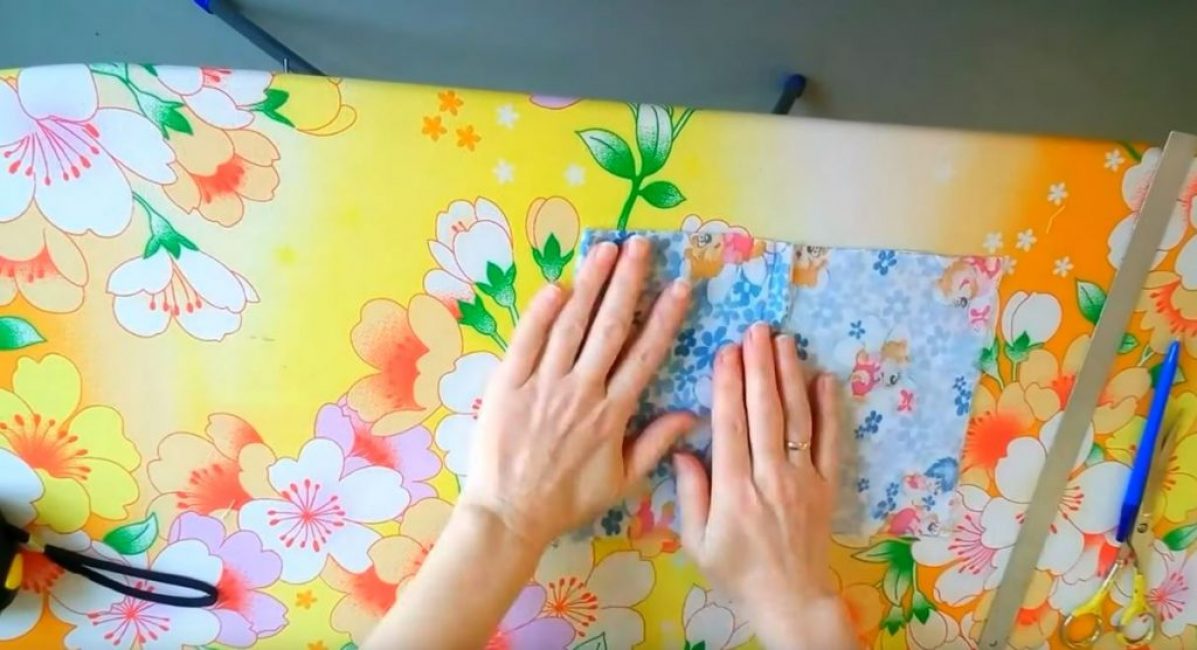 Pliez le côté gauche de la pièce vers le côté central aux endroits marqués des coudes.