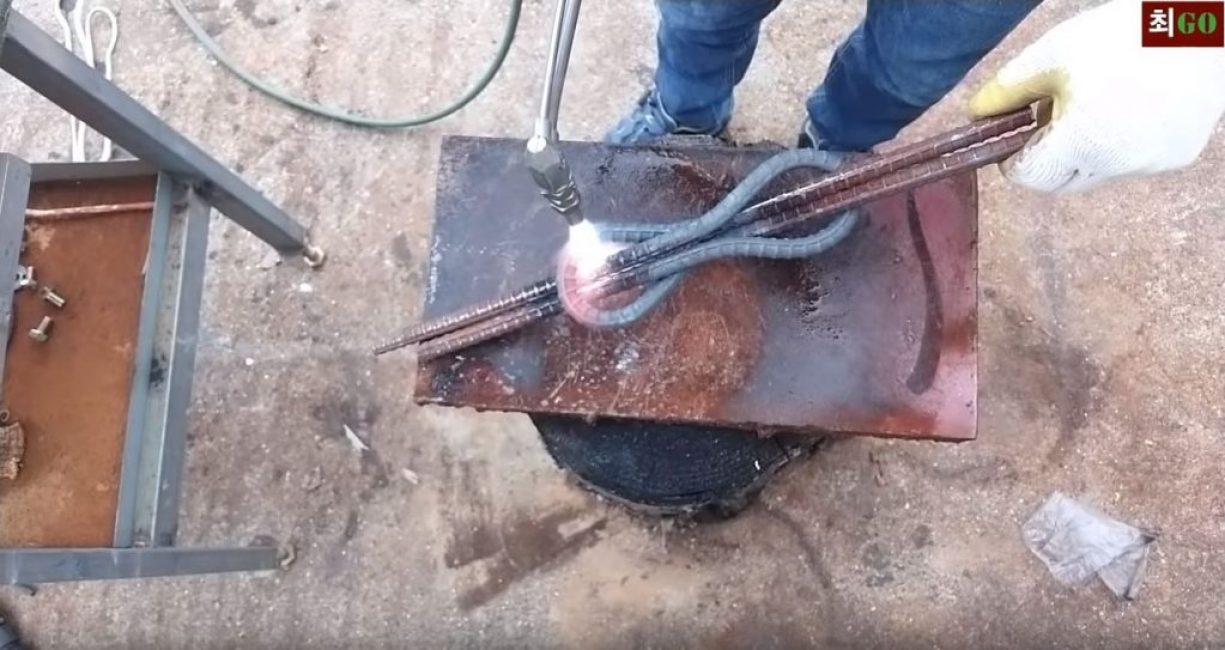 chauffer de temps en temps les raccords puis battre avec un marteau