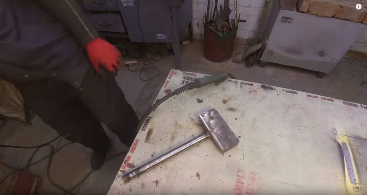 en haut, nous recouvrons le support avec un morceau de tôle découpé