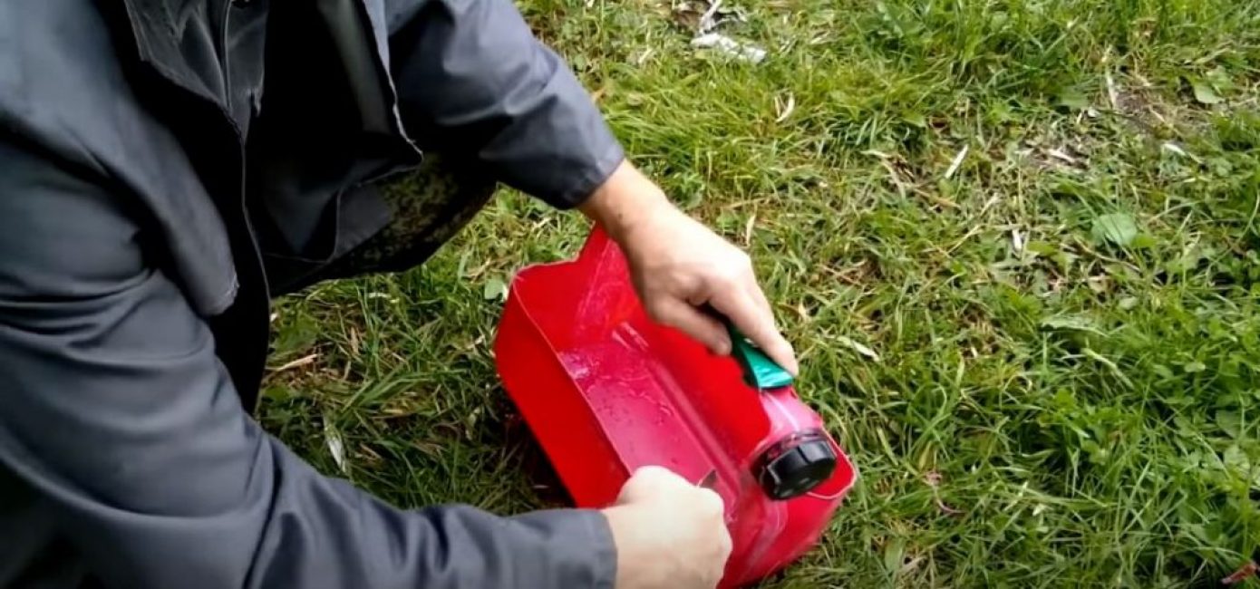 À l'aide d'un couteau, on nettoie les extrémités