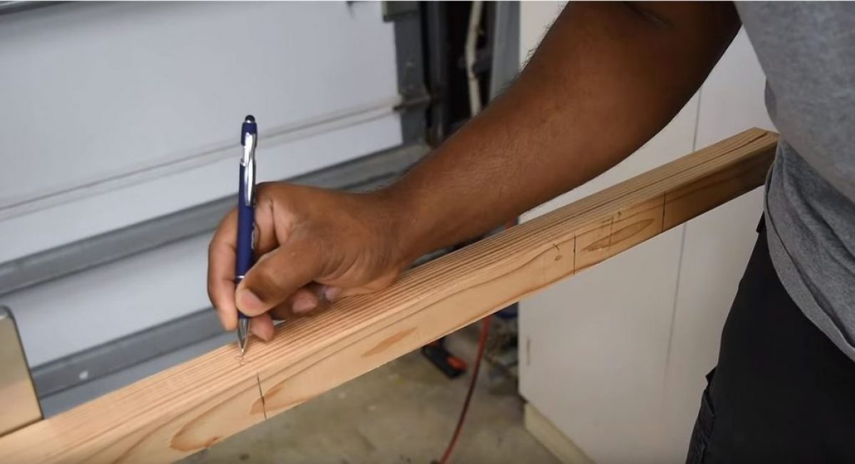 Sur le rail, nous effectuons des marquages ​​correspondant aux dimensions des pièces requises