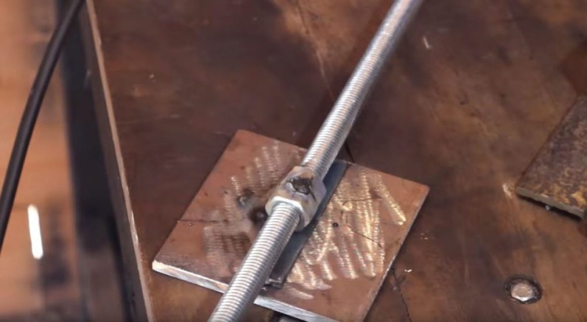 Nous soudons une bande au milieu de la plaque carrée