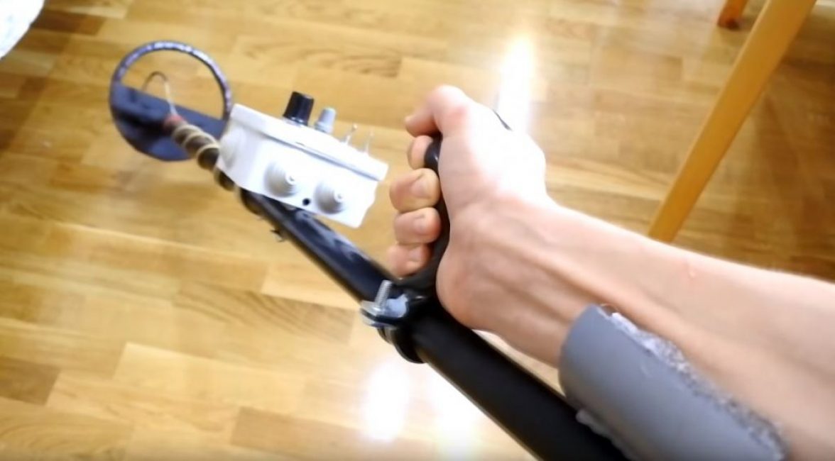 À partir d'un tuyau ø50 mm, nous fabriquons un chariot sous le bras et le recouvrons de caoutchouc mousse