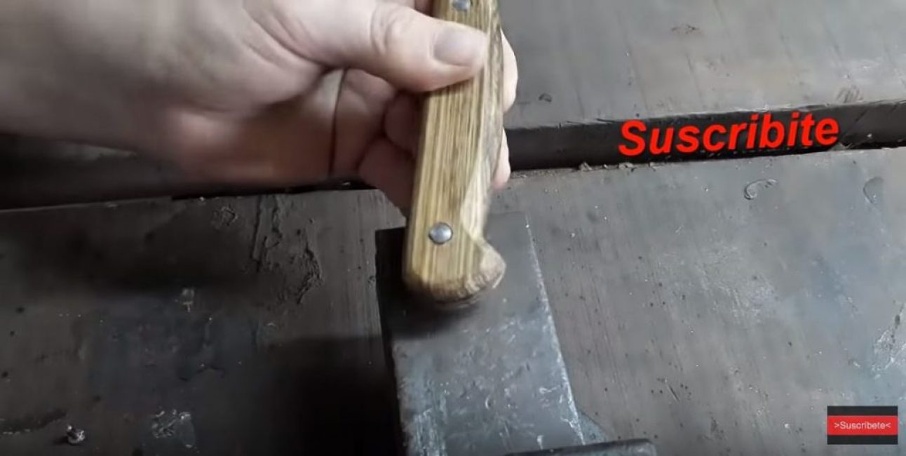 Insérez le rivet extérieur dans le manche du couteau