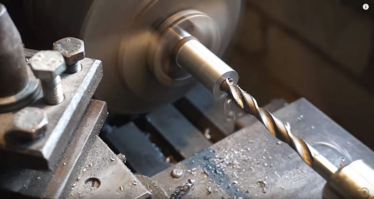 Nous forons un trou traversant au centre de la barre ronde en acier