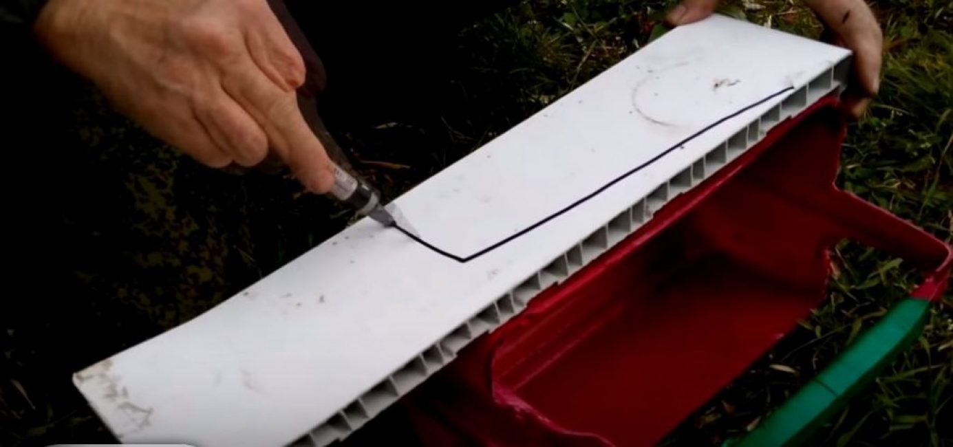 dessiner le contour du futur compartiment à outils avec un marqueur