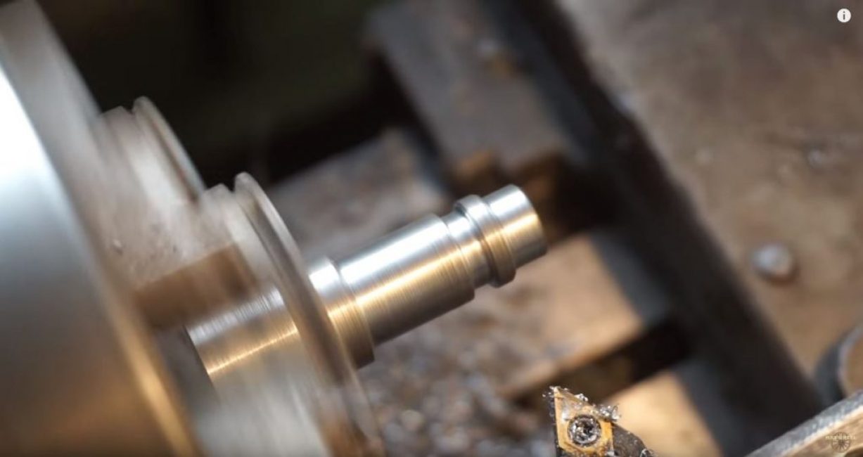 Sur un tour, nous meulons la taille correspondant à votre compresseur et réalisons une courroie pour le montage