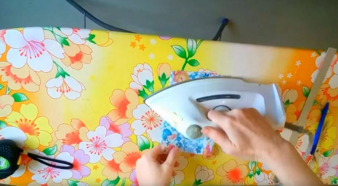 Ensuite, de la même manière, pliez vers le centre et repassez le côté droit de la pièce