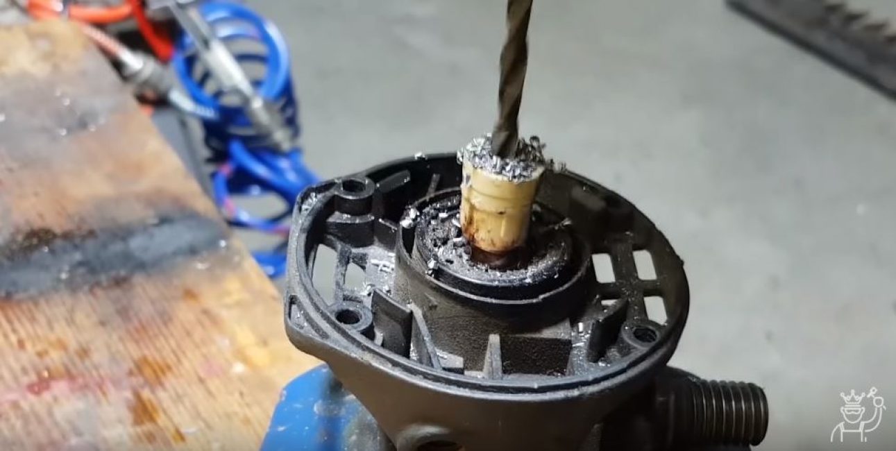 Au centre de l'arbre sortant de la boîte de vitesses, nous forons un trou