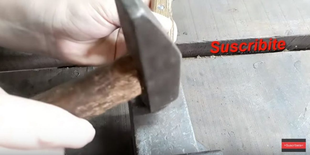 Mettre le rivet en place avec un marteau