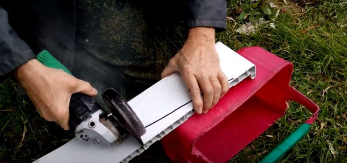 Nous coupons le long du contour tracé avec une meuleuse