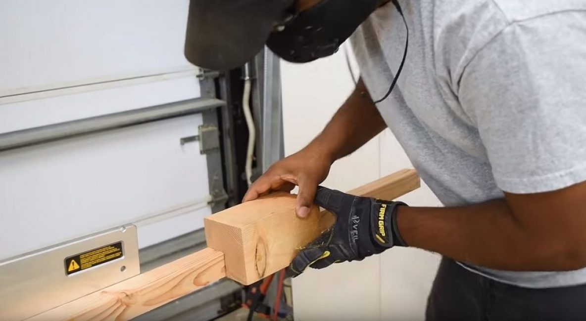 Découpez une partie d'une grande barre sous le rail