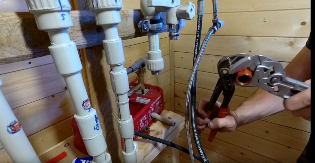 Si nécessaire, les connexions peuvent être serrées avec des clés à tube