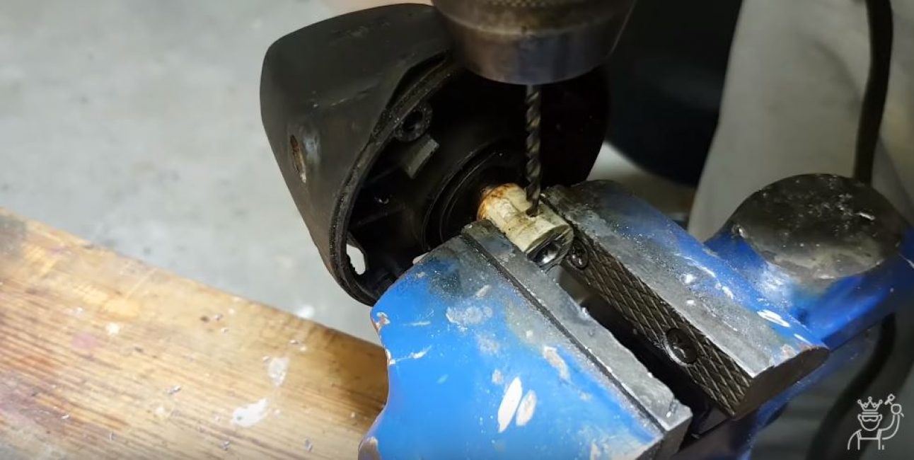 Nous forons un trou sur le côté dans le même arbre