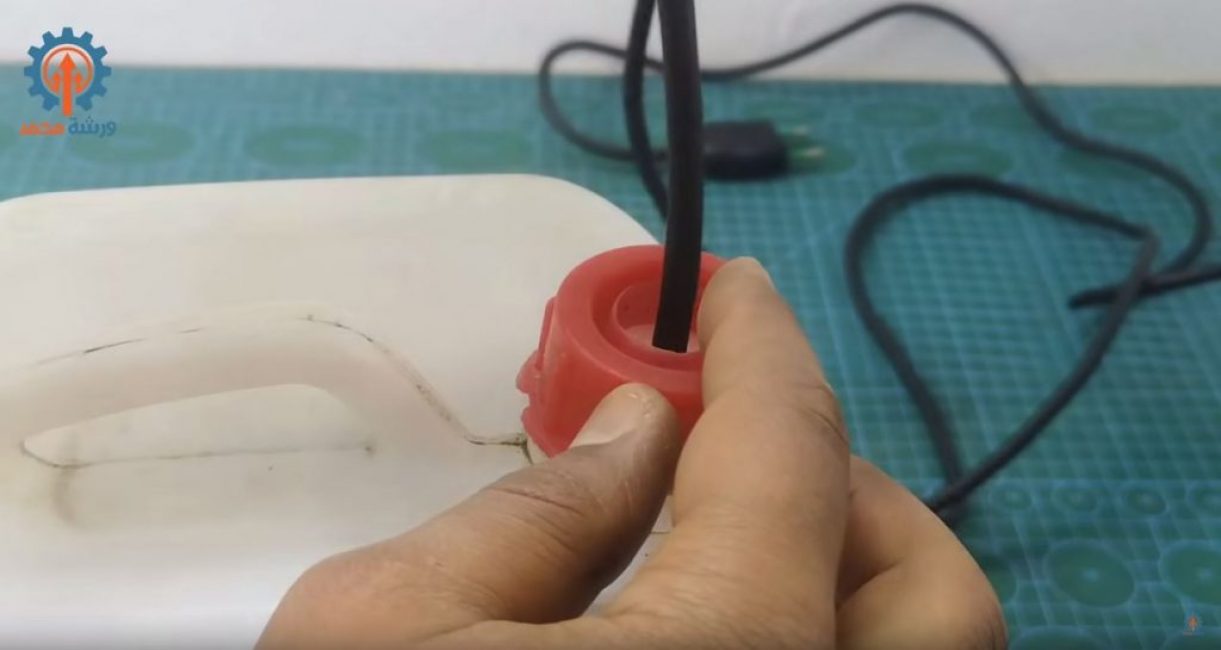 à partir des extrémités du tuyau, nous construisons la douille