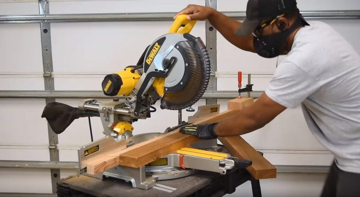 En utilisant une barre comme butée pour les pièces, nous coupons la pièce à la deuxième marque sur le rail