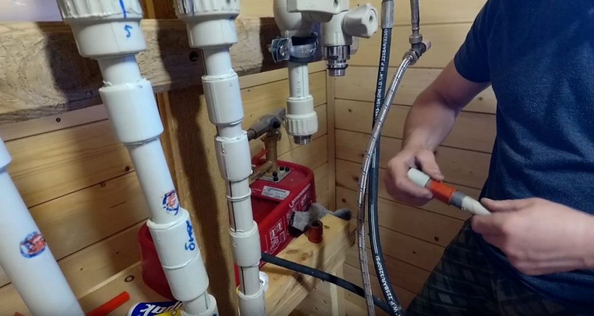 Si nécessaire, les connexions peuvent être serrées avec des clés à tube