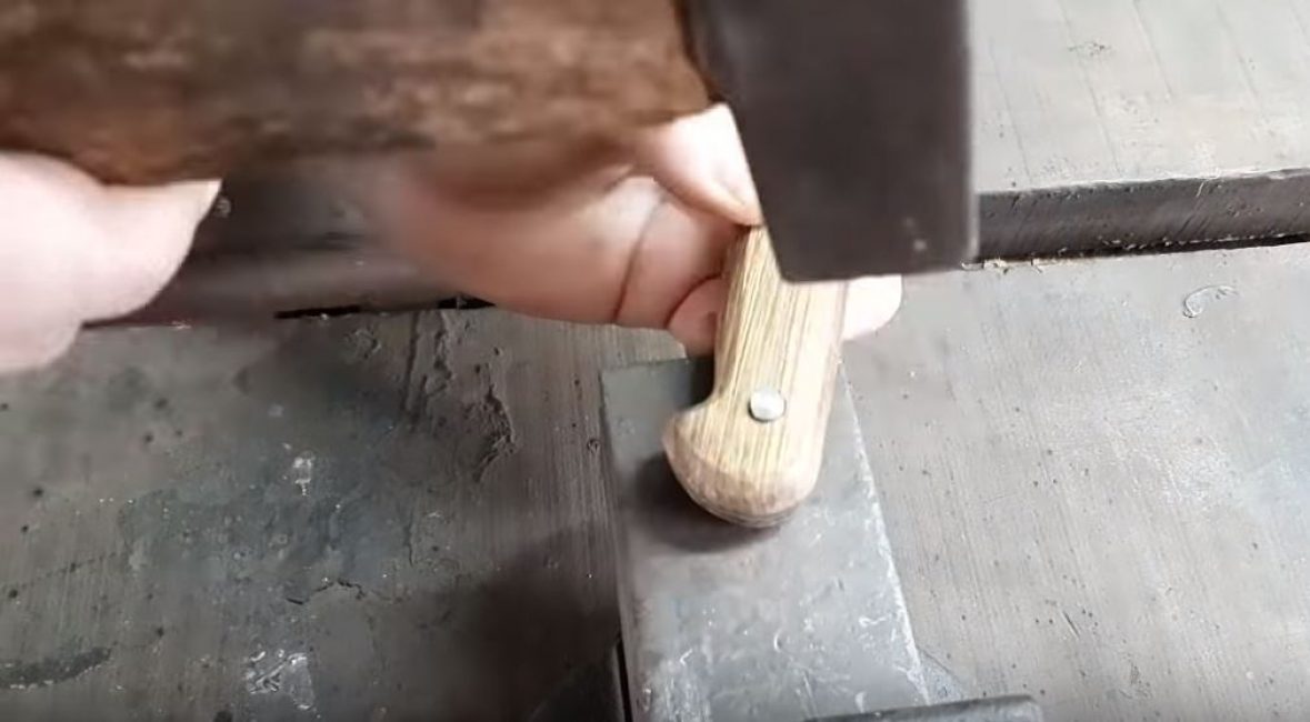 Nous rivons le rivet avec un marteau