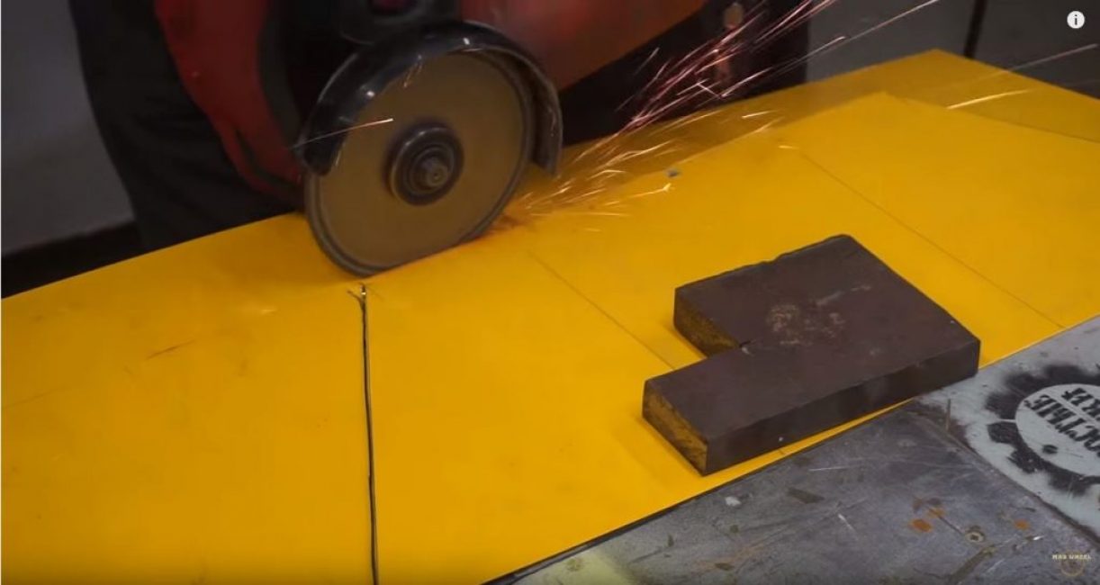 À partir d'une fine feuille de métal, nous découpons des ébauches pour un futur conteneur