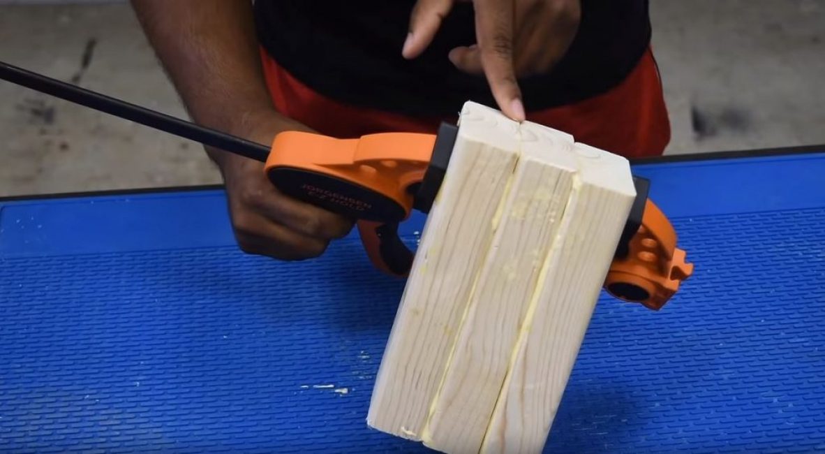 Souvent, lors du collage de pièces serrées avec une pince, elles glissent et se collent de manière inégale.