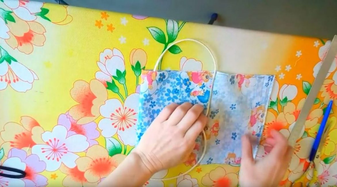 Nous enveloppons d'abord le côté gauche du rectangle de tissu, puis le droit