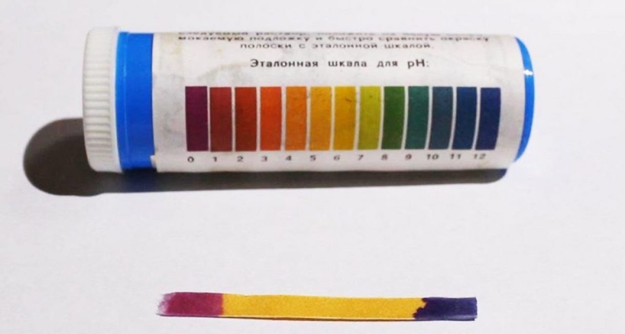 Un paquet de papier de tournesol avec une échelle d'acidité imprimée dessus