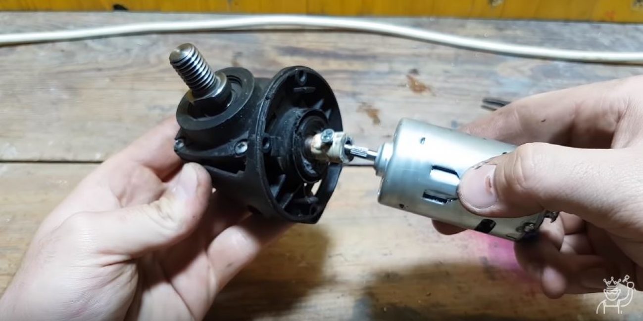 Nous avons mis la boîte de vitesses sur l'arbre du nouveau moteur électrique